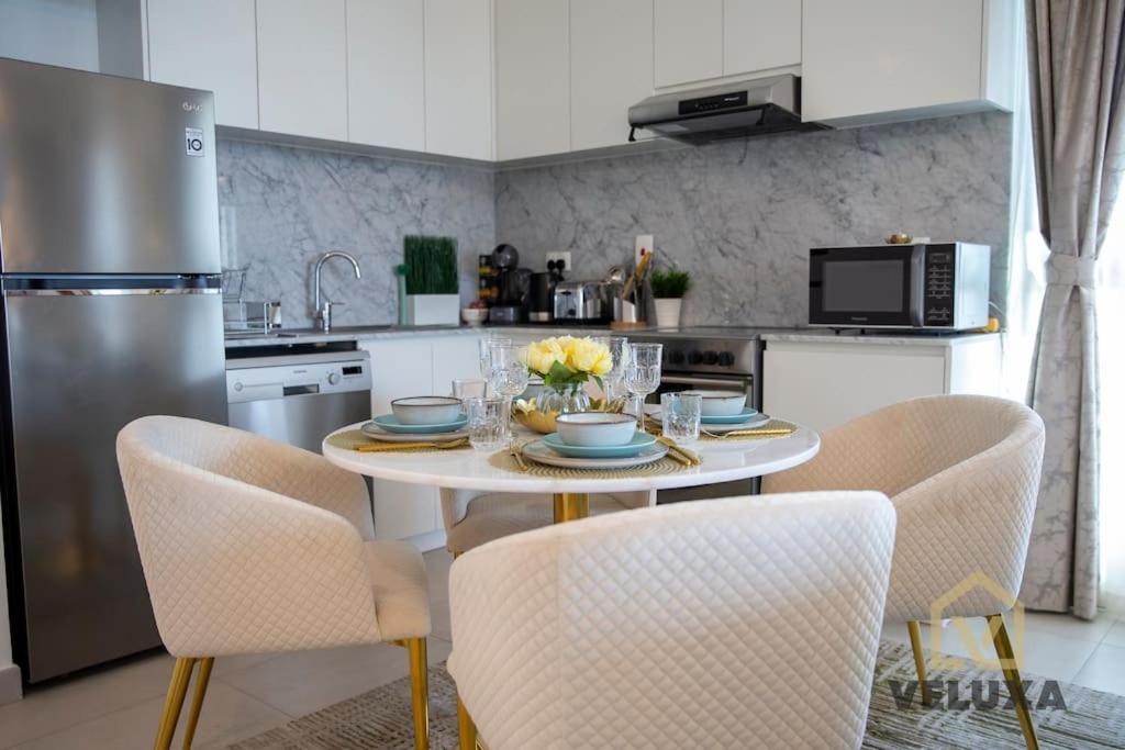 Veluxa - Luxury And Bright 1 Bedroom Apartment, Burj View! Dubai Dış mekan fotoğraf